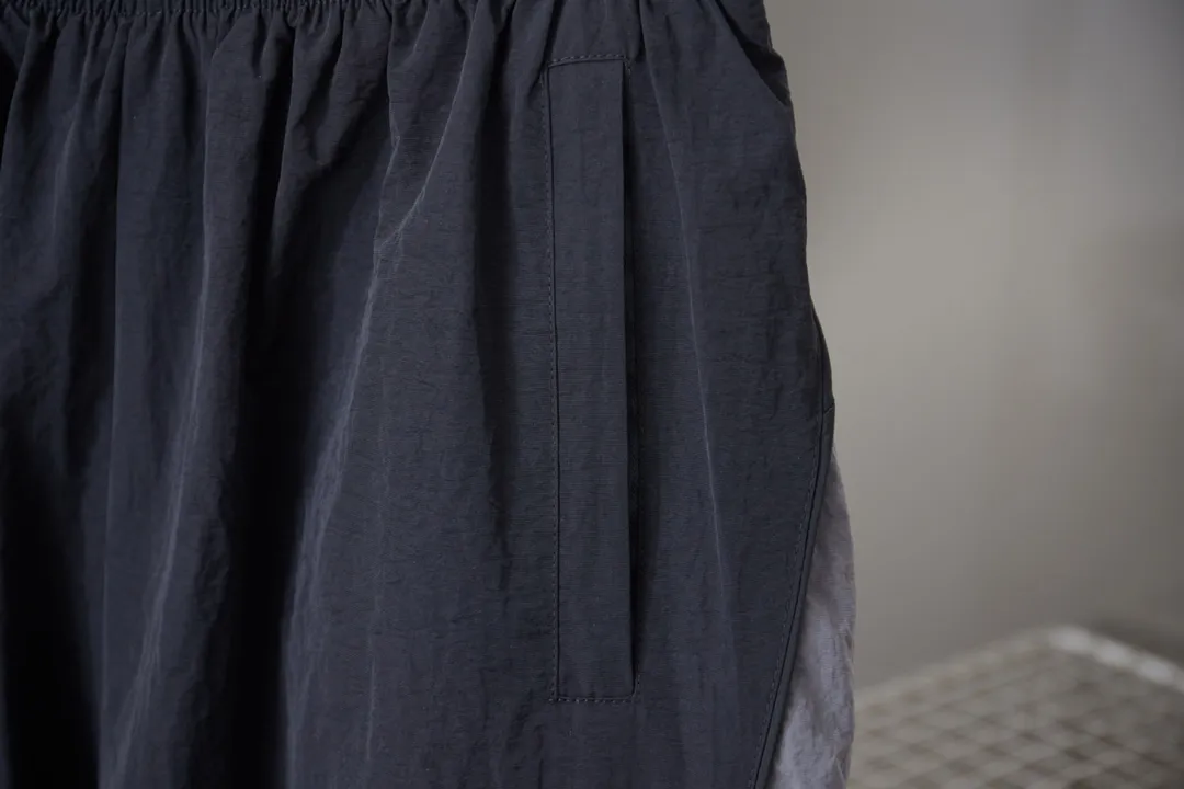 Balenciaga 𝘽𝘼𝙇𝙀𝙉𝘾𝙄𝘼𝙂𝘼 BLCG 25FW 3M embroidered ski sports woven trousers Light luxury A must-have item for men and women's daily commuting Correct version Welcome to compare Detailed features · Customized matt Taslan jacket fabric · The fabric has undergone a waterproof coating process · The interior is made of thickened warm polar fleece · Customized molded hardware zippers · Tajima high-speed embroidery machine with thousands of three-dimensional needles · Extremely complex and heavy-duty splicing and inserting technology · Double side pockets · Rear zipper patch pockets · Spring buckle elastic closure design on trouser legs · Original main mark washed tag brand packaging Color: Black/White Size: 46/48/50/52